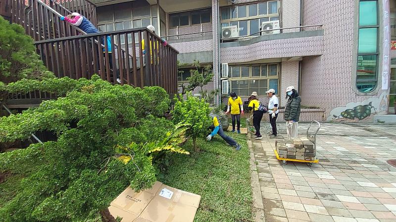 大雅區團委會義工協助油漆與綠化「牛罵頭小書屋」，