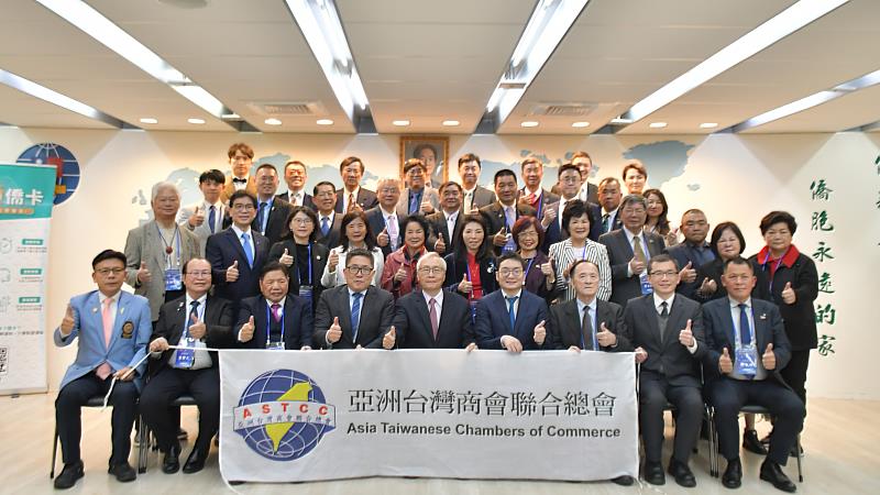 亞洲臺灣商會聯合總會回國訪問團與僑務委員會副委員長張良民合影