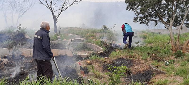 民眾及臺中分署同仁搶救墓地火災