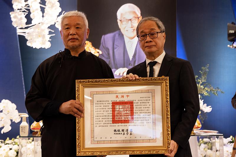 文化部長李遠（右）今出席電影攝影師林贊庭告別式，並代表頒贈總統褒揚令，由林贊庭長子林良忠（左）代表受贈。