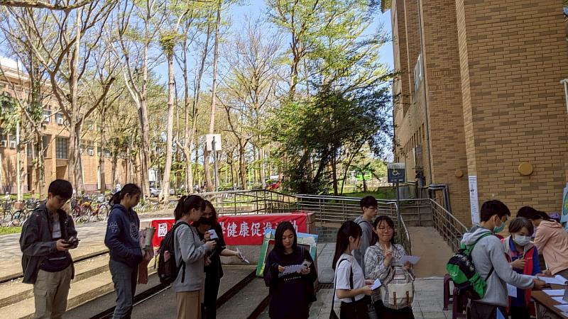 東華大學教職員工生依序進行篩檢。