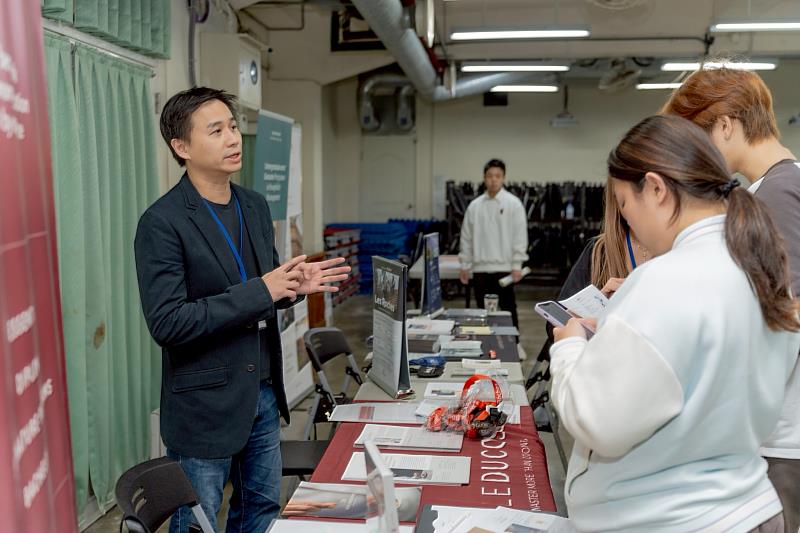 國際知名餐飲學院特準備豐富資料，並提供專人諮詢，開平餐飲國際部學生積極瞭解海外升學資訊。開平餐飲學校/提供