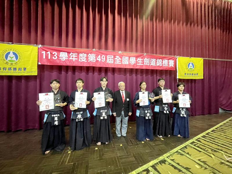 觀管系二年級學生羅靖(左一)於大專男子組勇奪個人賽冠軍(照片/ 中國科大提供)