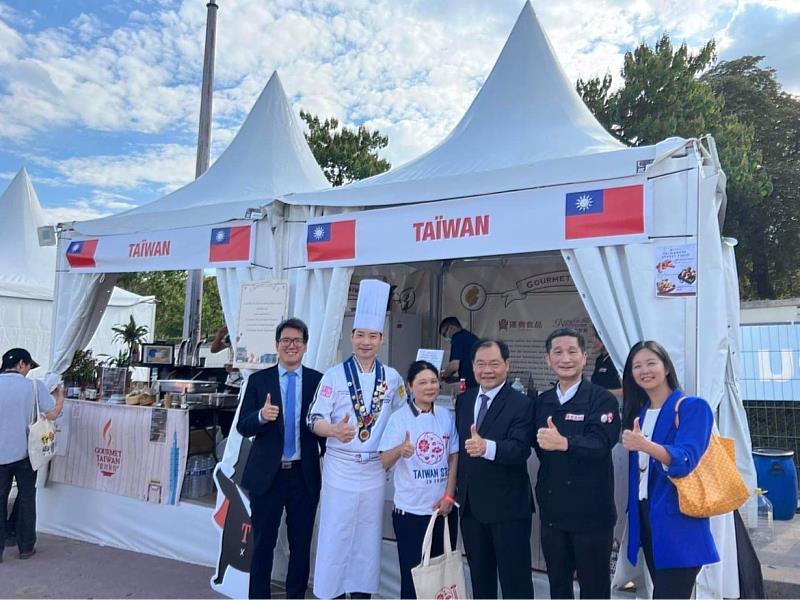 漢典與儂來透過法國國際美食村活動，向全世界各地旅客推廣臺式風味炊粉。