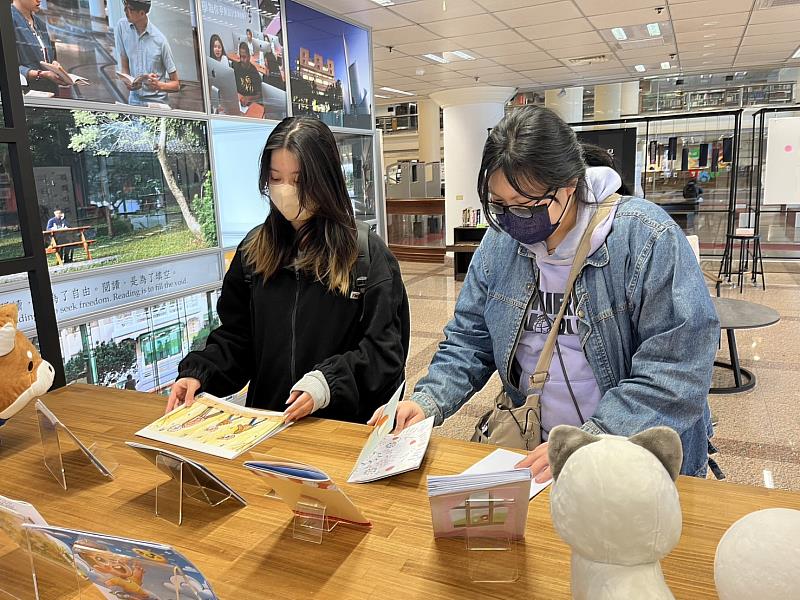 淡江大學中文系師生在圖書館展出童詩繪本創作。(圖/淡江大學提供)