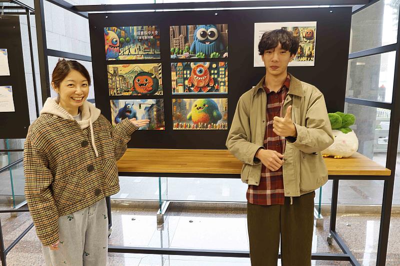 淡江大學中文系謝旻琪助理教授(左)率中文三陳宥任等學生,展出童詩繪本創作。(圖/淡江大學提供)