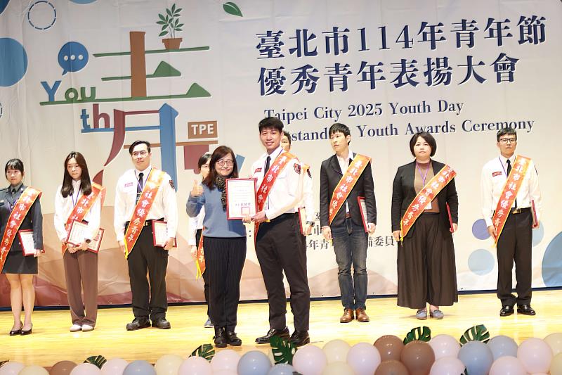 林奕華副市長頒獎社會優秀青年
