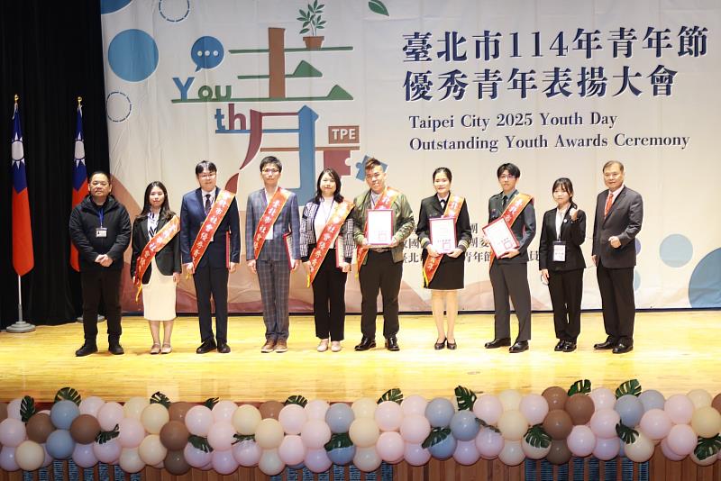 臺北市政府青年局梁世興主任秘書頒獎
