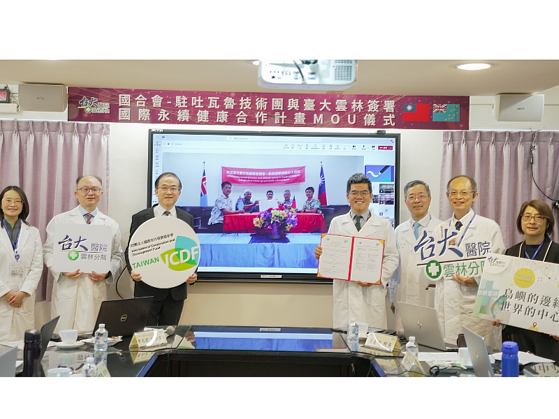 雙方於MOU完成簽署後合影,我方人員照片左至右分別為營養室陳燕慈主任、國際醫療中心盤建德主任、本會李志宏副秘書長、雲林分院馬惠明院長、洪健清副院長、林宏茂顧問、秘書室廖婉伶主任(臺大醫院雲林分院提供)