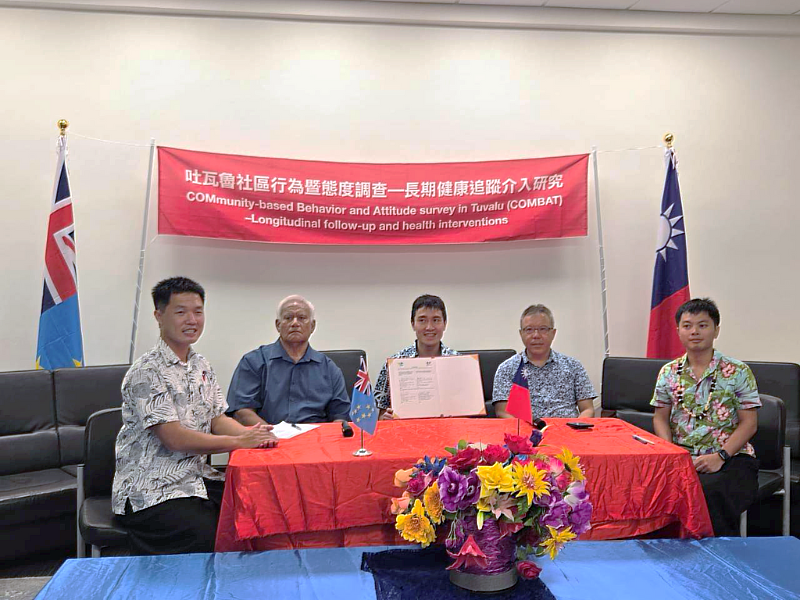 我駐吐瓦魯大使館林東亨大使(右2)與吐國農業部長Sa'aga Talu Teafa見證駐團與台大完成簽約紀念合影