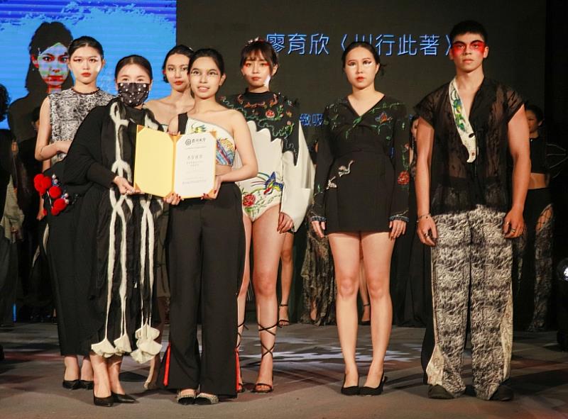 亞大時尚系主任林青玫(前左)，頒發「服裝組」金獎給廖育欣同學(前右)。