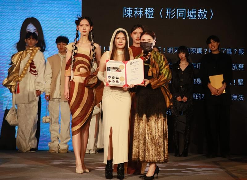 亞大時尚系主任林青玫(前右)，頒發「服飾組」金獎給陳秝橙同學(前左)。