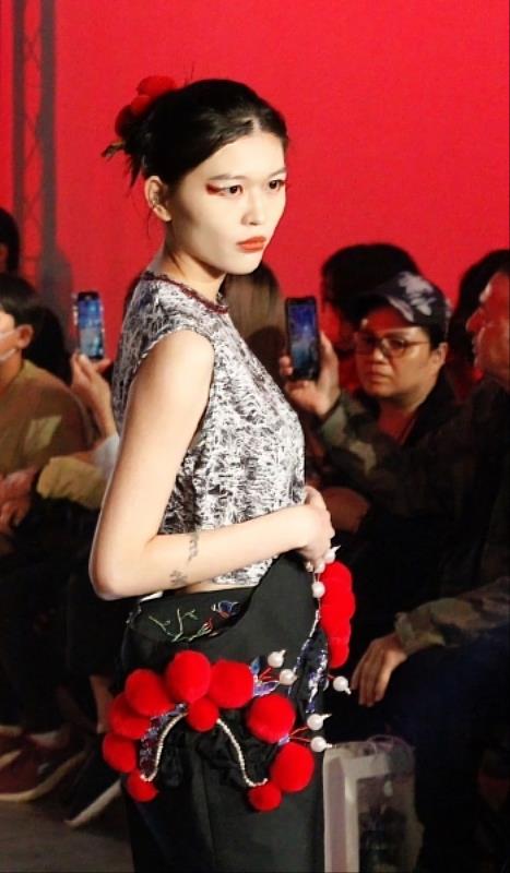 亞大時尚系廖育欣作品《川行此著》，獲服裝組金獎。