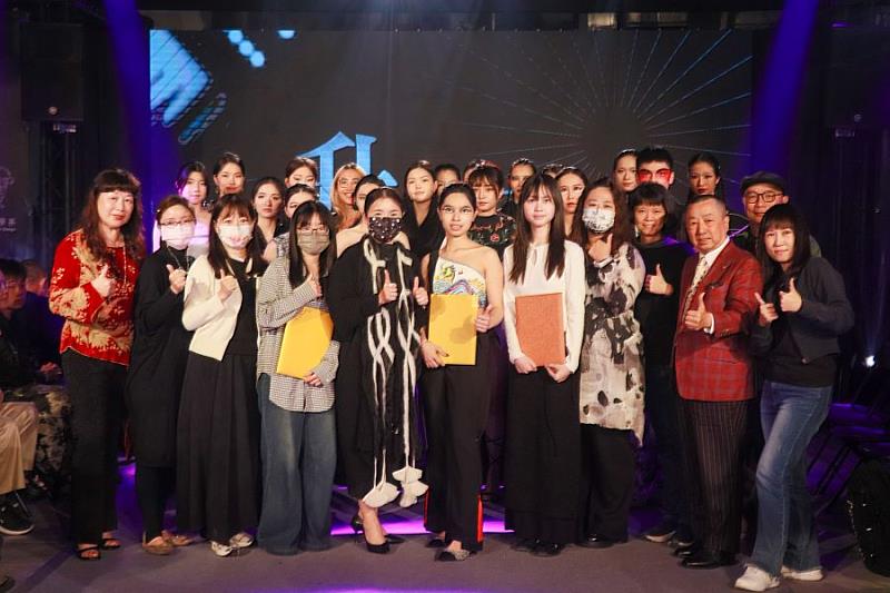 亞大時尚系第12屆畢業展，師生、時尚界代表合影。