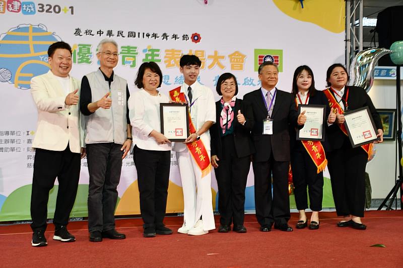 南華大學USR計畫團隊同仁陳姿璇(右2)與黃珮瑄(右1)獲選114年全國社會優秀青年，展現青年投入社會實踐的成果與影響力。