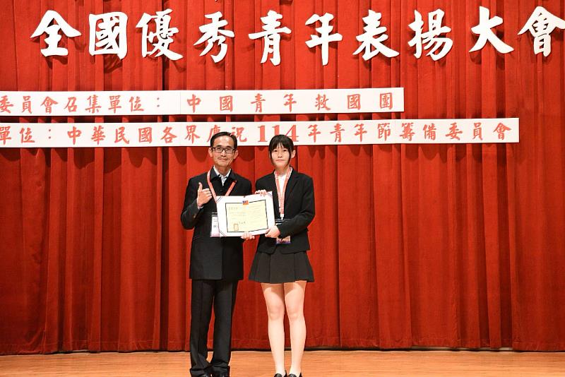 南華大學國際事務與企業學系四年級 王紫薰(右)榮獲「114年全國大專優秀青年」。