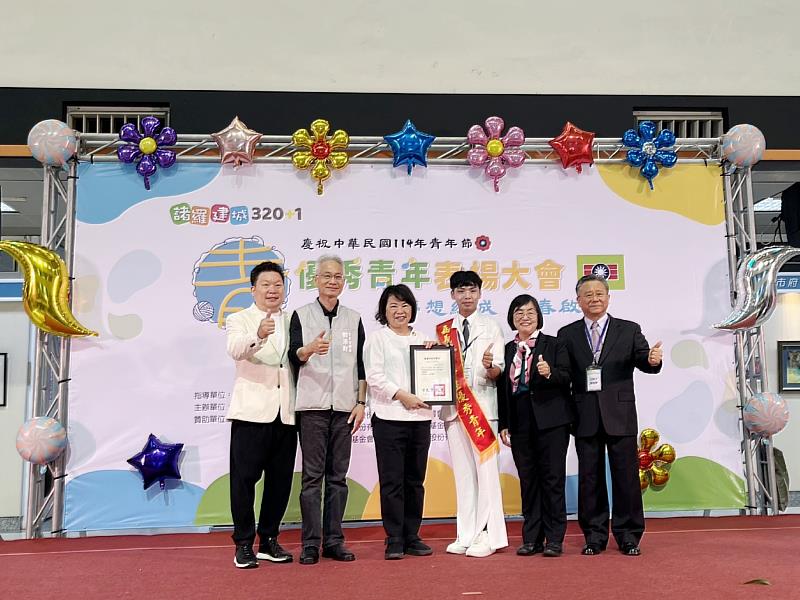 南華大學國際事務與企業學系四年級蔡建安(右3)榮獲「114年全國大專優秀青年」之「嘉義地區大專優秀青年」。