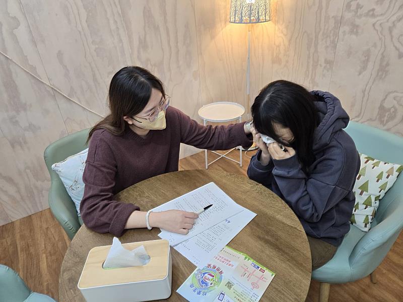心理衛生社工與個案會談2(資料圖)
