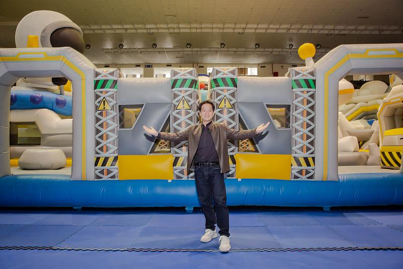代理市長邱臣遠開箱「飛翔樂園」遊樂區。