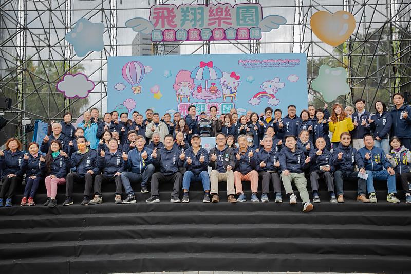 代理市長邱臣遠與來賓們合影。