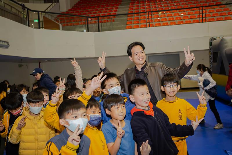 代理市長邱臣遠與孩子們合影。