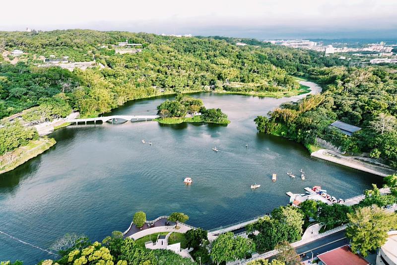 青草湖透過市府積極推廣，已成為市民休閒遊憩的熱門景點。