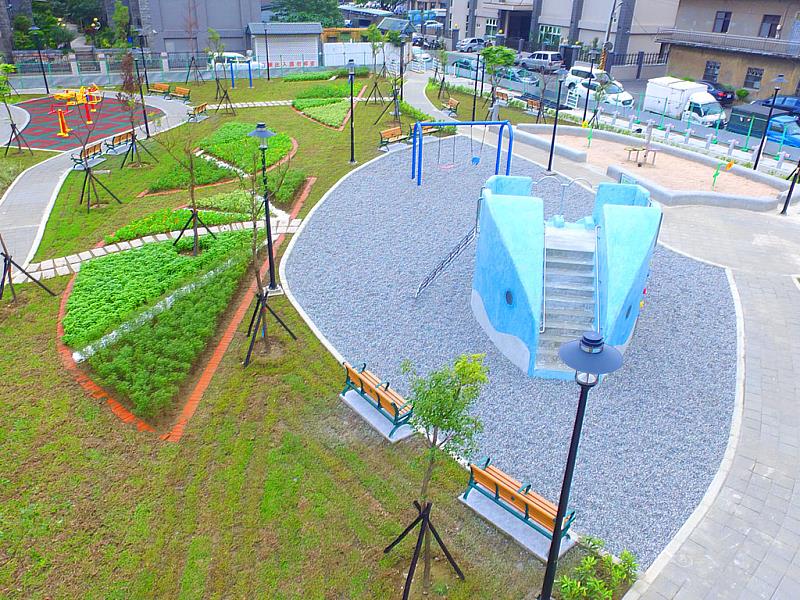 為維護自然環境與美化社區周邊，鶯歌區鳳祥公兒三公園內特別栽種了台灣欒樹、黃連木、欖仁、樟樹等樹種，讓往來公園的市民們能享有自然遮蔭處所