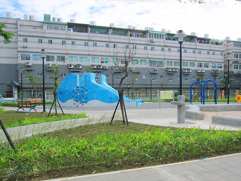 鶯歌區鳳祥公兒三公園最大的亮點即是園內藍色的大鯨魚造型的磨石子溜滑梯，外型十分受小朋友喜愛