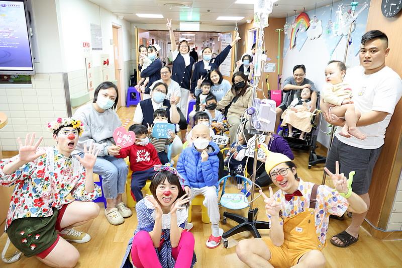 這次在花蓮唯一於慈院兒科病房的表演，紅鼻子醫師不但撫慰了小朋友，也讓其他病房的病患和護理人員都感受到童心的快樂。