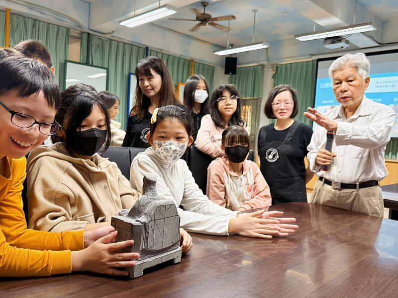 石地發藝師與孩子們分享他超過50年的石雕技藝。