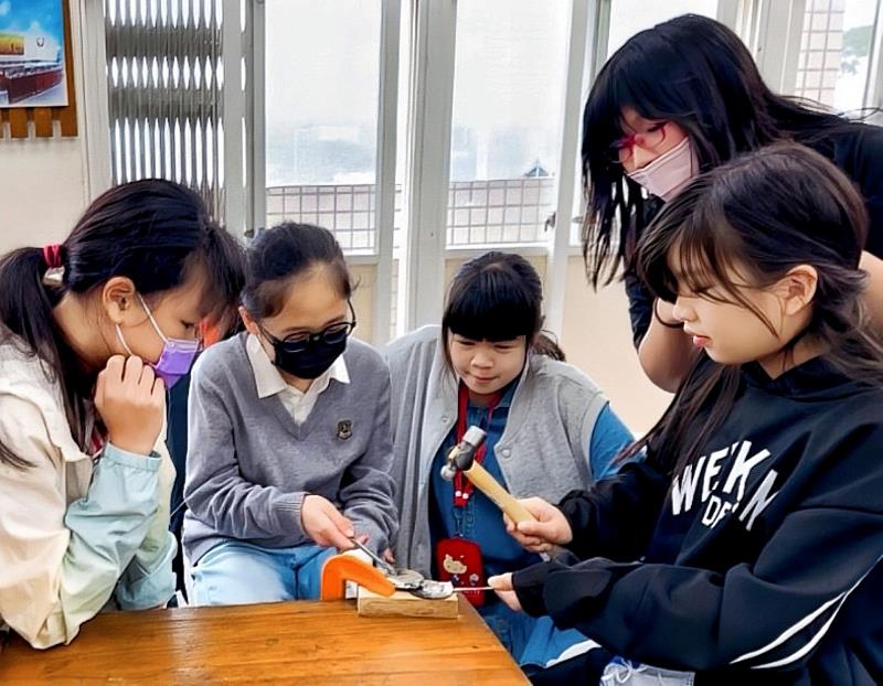 十三行遺址系列帶領學童體驗「打鐵」。