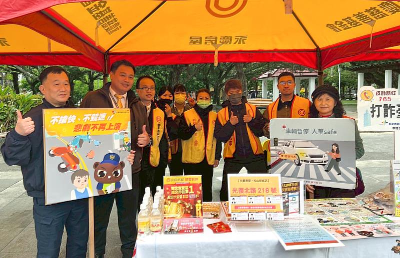 「社區好鄰居」永慶房屋熱情響應活動,不僅提供物資、人力協助,還與政府單位宣導防詐、交通安全等理念。