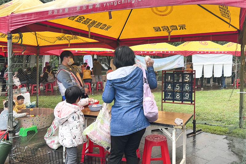 兒童節園遊會有遊戲、雞蛋糕、棉花糖等各式攤位,讓大小朋友玩得開心。