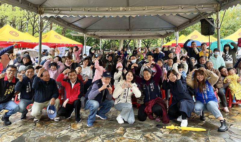 立法委員王鴻薇(第一排圖右4)於3月29、30日舉辦兩場兒童節園遊會,與大小朋友慶祝兒童節。