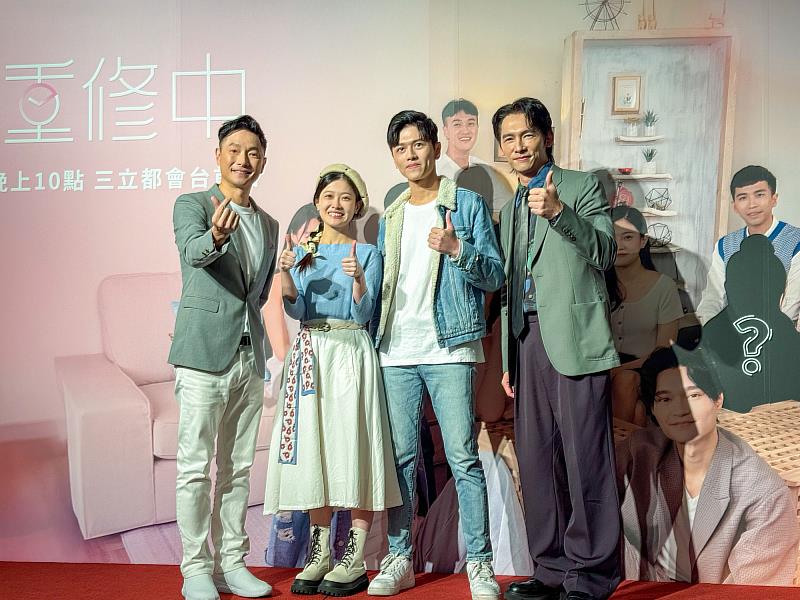 戀愛偵查團代表謝祖武（左一）、温昇豪（右一）為世新大學知名校友。（世新大學提供）