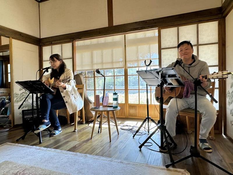 結合日式老屋的音樂沙龍,歡迎民眾隨時入內來聽音樂放鬆。圖/沿菊書店提供
