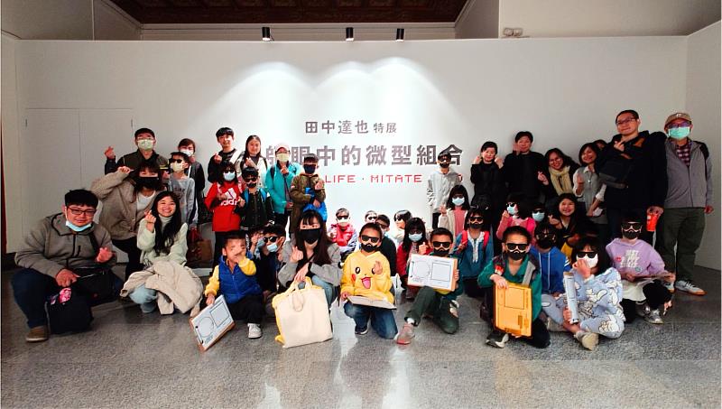 等家寶寶協會受寬宏藝術邀請,於兒童節前夕陪伴育幼院孩子參觀田中達也特展,一同走進日本微型藝術家的奇幻世界。