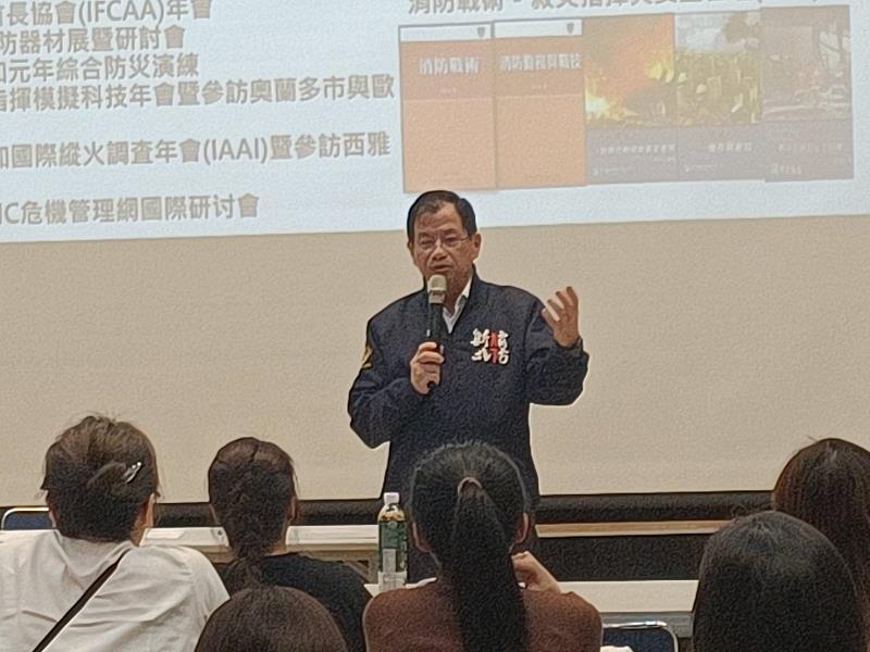 消防局陳崇岳局長表示，義勇消防人員在各種災害搶救現場，展現無私奉獻的精神，不計較個人得失，已成為救災工作的關鍵力量。在當前消防人力有限情況下，許多消防工作仍需仰賴義勇消防人員鼎力相助，以達到災害搶救順遂的目的。
