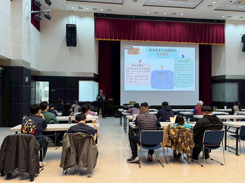 為提升「義勇消防人員」專業素養與救災應變能力，新北市政府消防局114年3月24至4月2日於局本部9F大禮堂舉辦「114年度第一梯次新進義消基本訓練」共計48小時，透過系統性的課程安排，使參訓人員熟悉消防勤務的基本規範與實務操作。