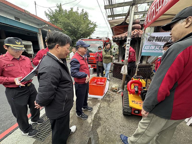 配合各區公所，針對轄內搶救不易且具雜草火災潛勢墓地設置警戒駐點，並提供民眾可重複使用的宣導水桶，及懸掛宣導標語布條向民眾宣導「祭祖掃墓不用火，環保又平安」的防火觀念。