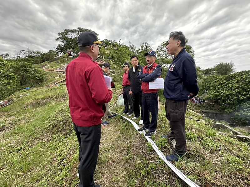 完成6場次林野墓地火災搶救演練，運用空拍機及消防機器人科技救災，以快速撲滅火苗。