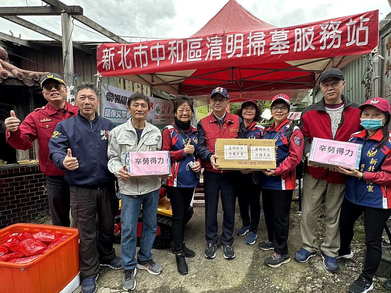 今天是清明連假首日，新北市政府消防局陳崇岳局長上午特別前往中和區第五公墓進行關懷及慰問，對於連假期間犧牲休息及陪伴家人時光，並堅守在第一線工作崗位且辛勤付出的消防、義消同仁表達感謝之意。