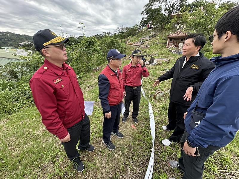 墓地雜草火災發生的頻率極高，新北市政府消防局陳崇岳局長呼籲，焚燒紙錢及雜草除將增加火災發生的風險外，亦易造成環境汙染。