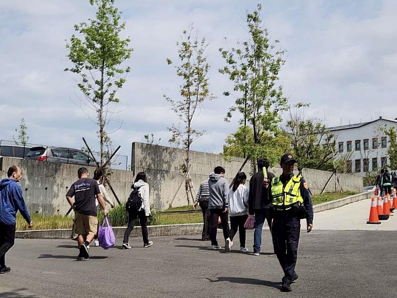 警察同仁協助大坪頂交通引導