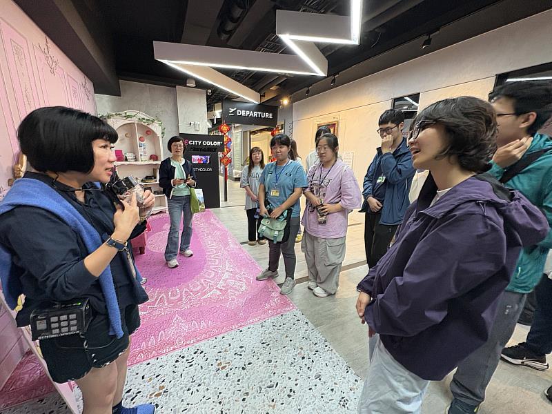 南華大學產學合作及職涯發展處帶領學生參訪台鉅生技(股)有限公司，陳淑芬講師介紹台鉅生技的企業文化。