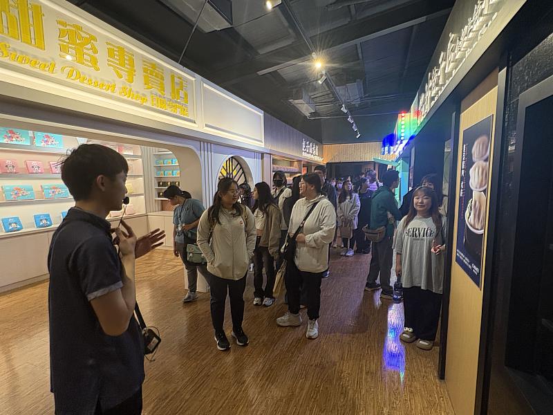 南華大學產學合作及職涯發展處帶領學生參訪奇美食品(股)公司，學生認真聆聽導覽介紹。