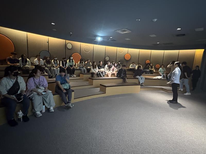 南華大學產學合作及職涯發展處帶領學生參訪奇美食品(股)公司，奇美食品吳靜怡副處長分享如何規劃職涯。