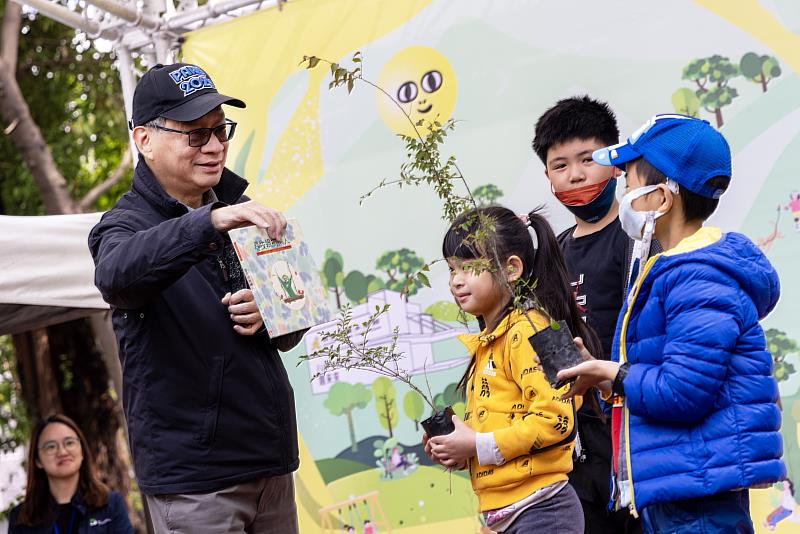 文化部長李遠（左）再度化身為小野爺爺，帶著他的童書《尋找綠樹懶人》，以說故事的方式，帶著大小朋友一起進入兒未館的希望之旅。