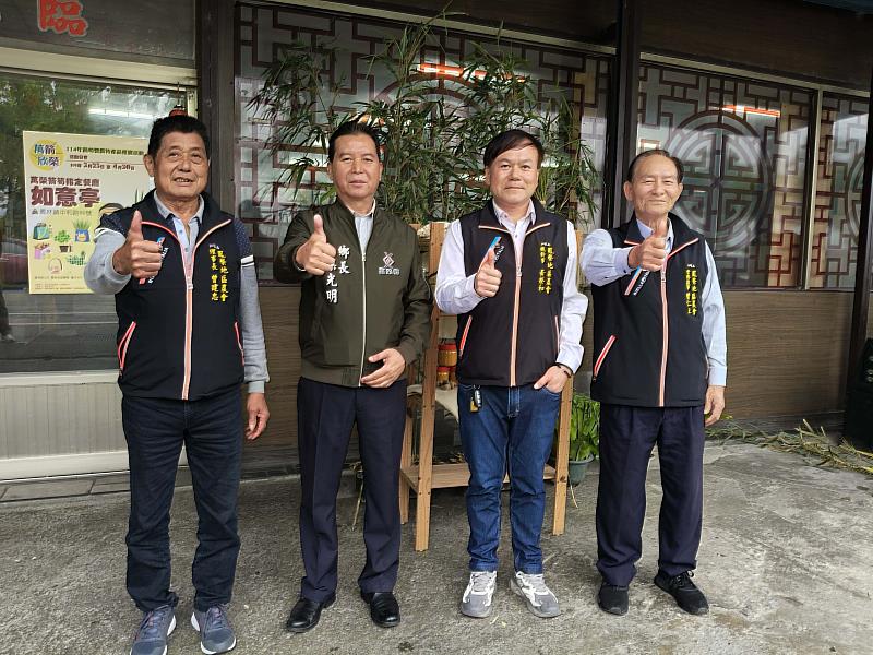 萬榮箭筍料理主廚代表:農會理事長曾建忠、鄉長梁光明、總幹事黃榮和、常務監事曾仁土