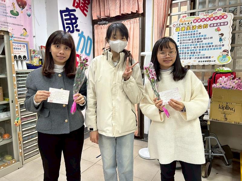 社工系學生至學校各單位贈送教職員祝福與感謝
